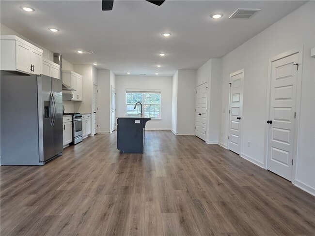 Building Photo - 802 N Crater Ave