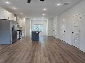 Building Photo - 827 N Crater Ave