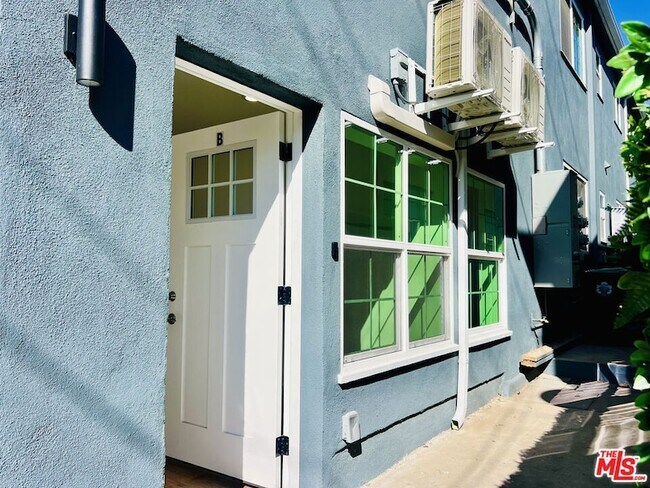 Foto del edificio - 938 W Glenoaks Blvd