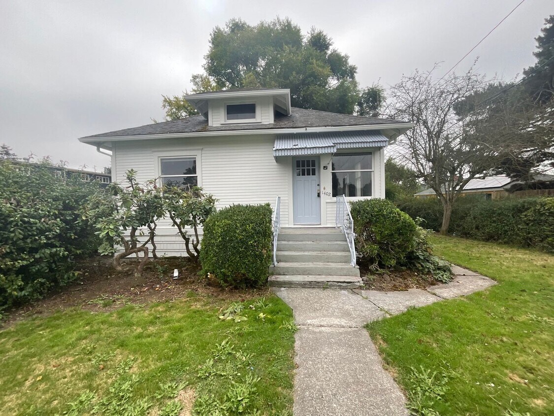 Primary Photo - 3 Bed, 1 Bath with HUGE Fenced Backyard