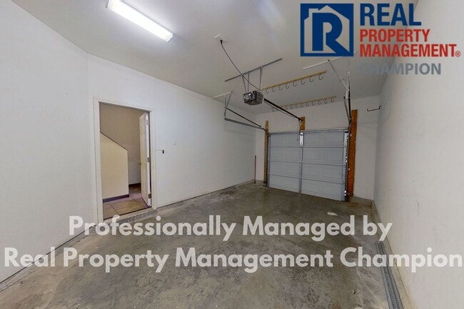 Foto del edificio - Beautiful Two Story Townhome with Lots of Storage!!