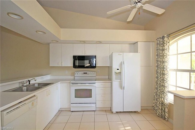 Foto del edificio - Beautiful 2 Bedrooms 2 Bath Waterfront Condo