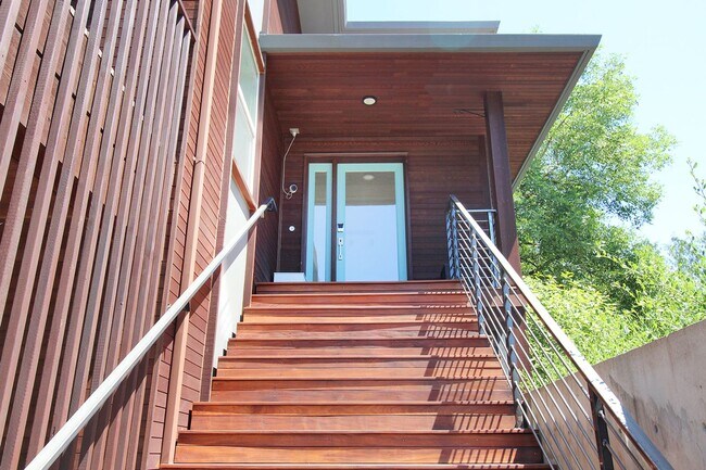 Building Photo - Stunning Modern 4 Bedroom/4 Bath Home Back...