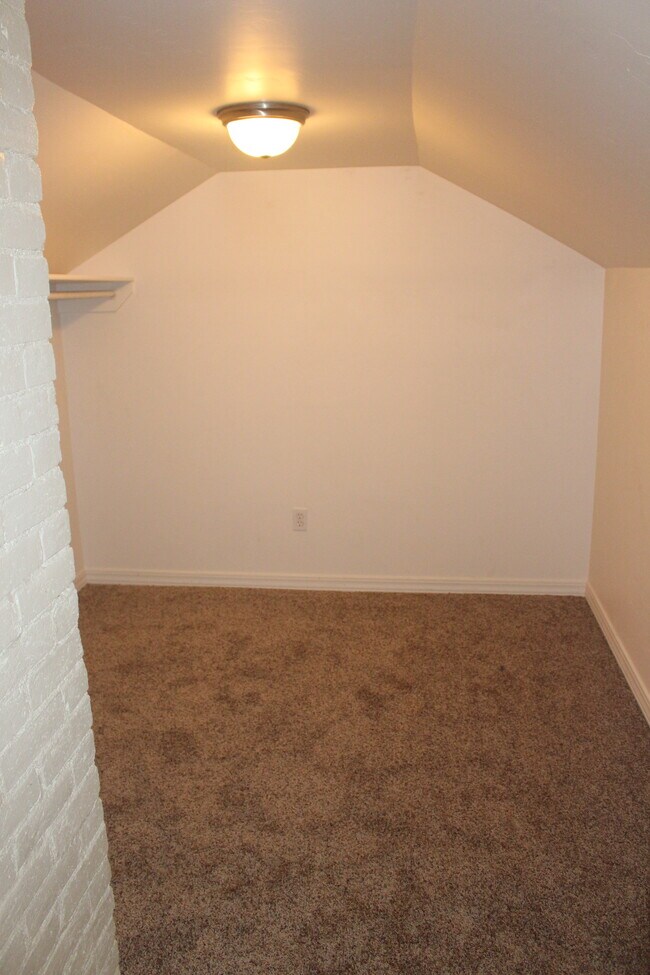 Walk-in closet - 911 W Fort St