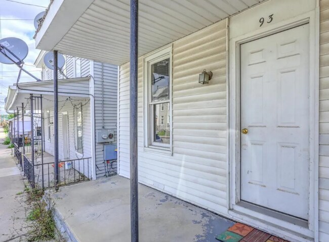 Foto del edificio - Charming 3 Bedroom with Open Living Area & Shared Porch!
