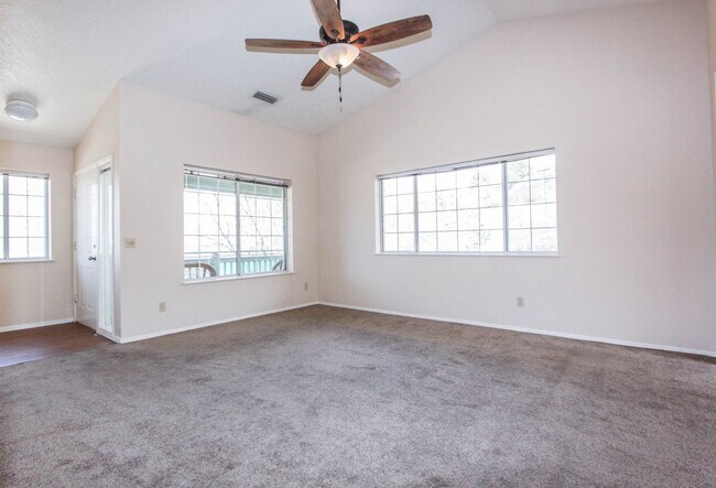 Building Photo - 415 S Alarcon St
