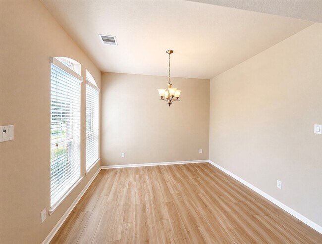 Building Photo - 15618 Whisper Woods Dr