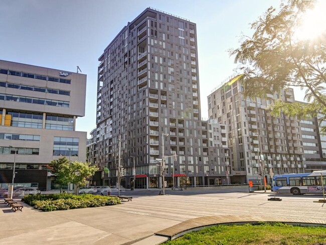 Building Photo - 888 Rue Wellington