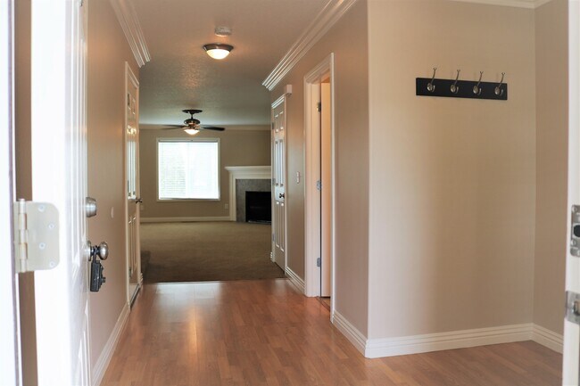 Foto del edificio - Home Sweet Home! 4 Bedroom/2.5 Bath in Sal...