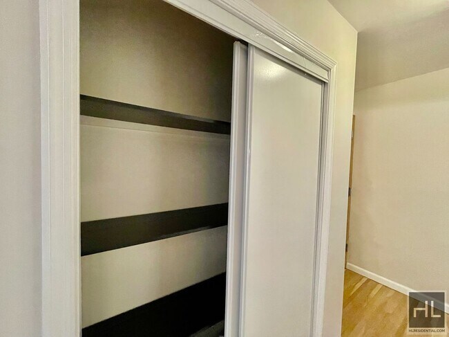 Building Photo - Stunning gut renovated 2.5 bedroom w/share...