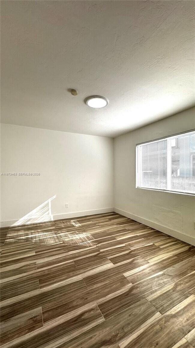 Foto del edificio - 120 NE 55th St