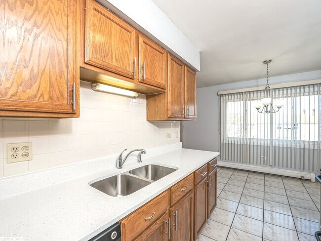 Foto del edificio - 8649 W Foster Ave