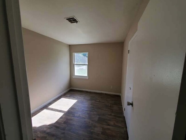 Bed RM 2 - 3591 Jonathan Cir