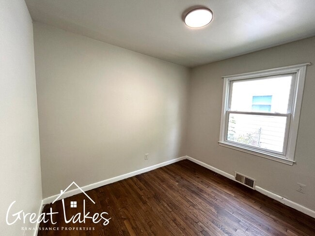 Building Photo - Charming 3 Bedroom 1 Bathroom now availabl...