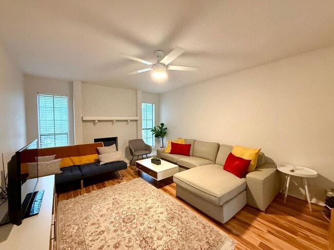 Building Photo - 2/2 Condo w/ Office Space!