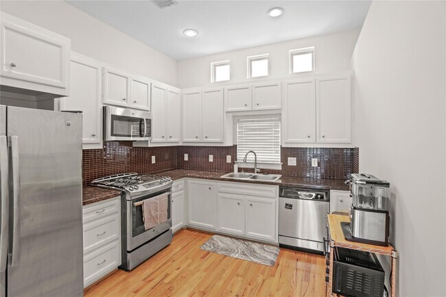 Building Photo - 2710 Hullsmith Dr