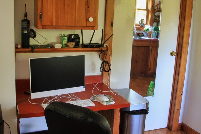 Office space or additional counter space - 248 Reagan Rd