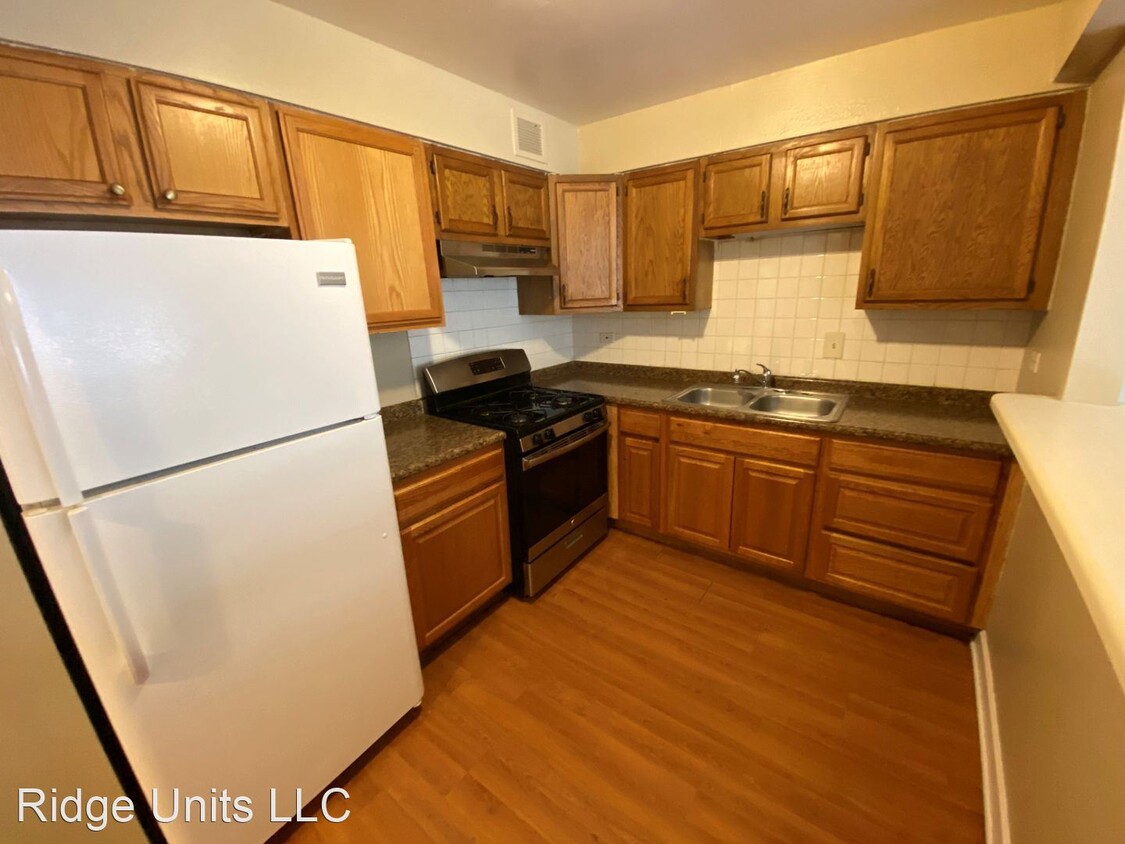 Primary Photo - 7334 N Ridge Blvd