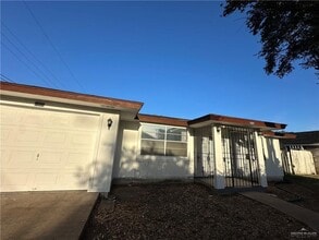 Building Photo - 1805 Cll De Amistad