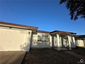 Building Photo - 1805 Cll De Amistad