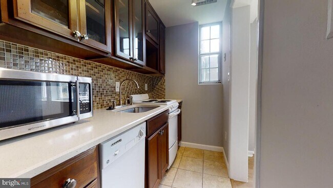 Building Photo - 1737 Queens Ln