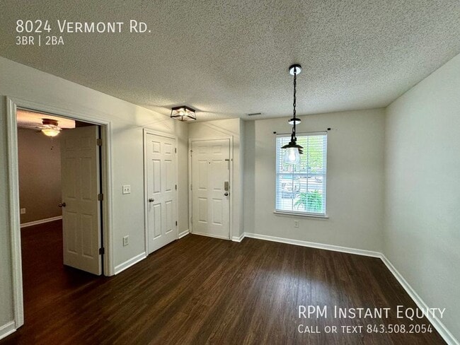 Building Photo - Charming 3 Bedroom Townhouse!