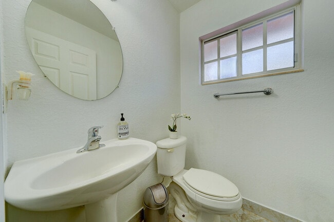 Building Photo - 3055 Riverside Dr