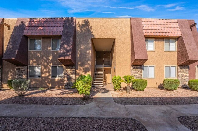 Building Photo - Charming Condo in Guard-Gated Community!
