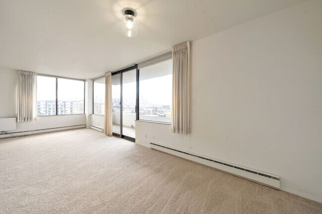 Foto del edificio - Stunning south slope condo with parking