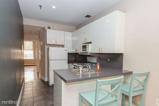 Building Photo - 320 Madison St