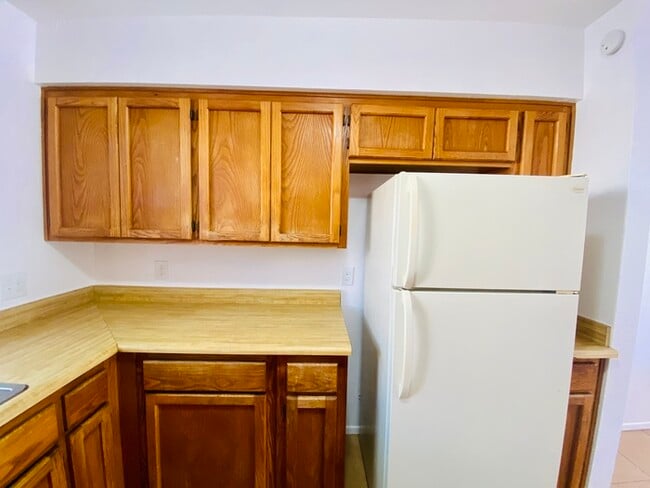 Building Photo - Spacious Townhome Style Home with Large Ya...