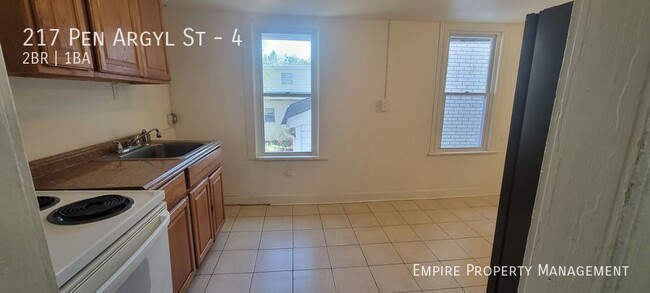 Building Photo - 1st Floor-2 Bedroom / 1 Bathroom Apartment...