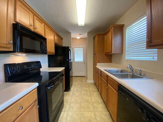 Building Photo - PRE-LEASING FOR AUGUST 2026- FENCED IN YARD!