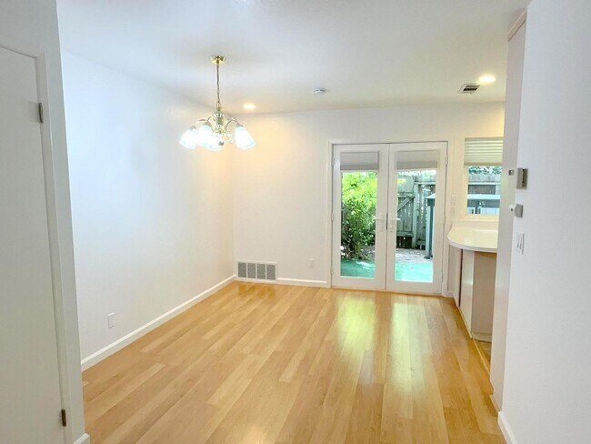Building Photo - Wonderful End Unit Townhome Close To Downt...