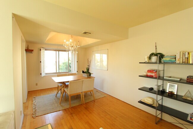 Foto del edificio - 439 N Doheny Dr