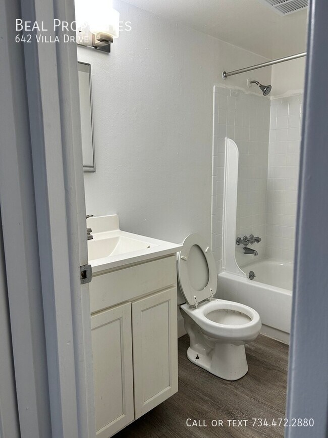 Building Photo - 642 Villa Dr