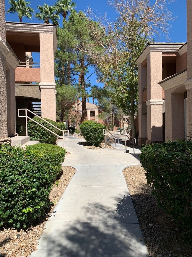 Foto del edificio - 3 bed, 2 bath, 2 car garage townhouse for ...
