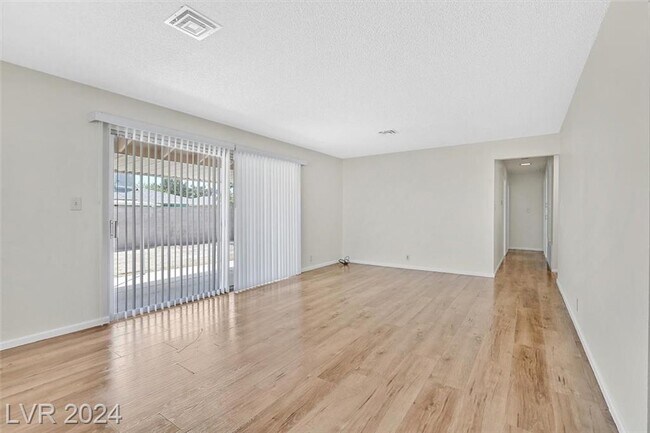 Foto del edificio - 102 Hollyhock Ln