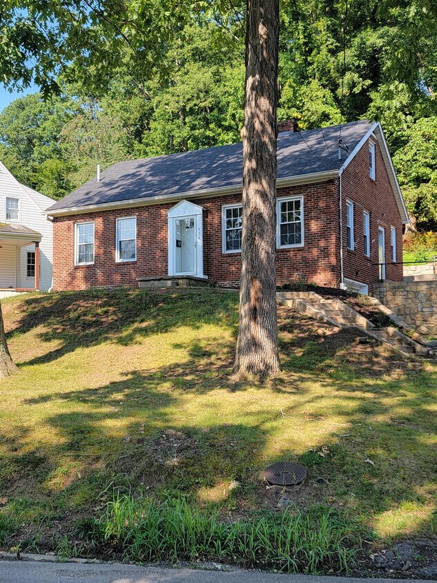 Primary Photo - 454 Forest Cir