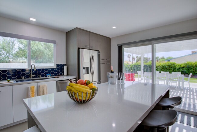 Foto del edificio - 3044 N Cypress Rd