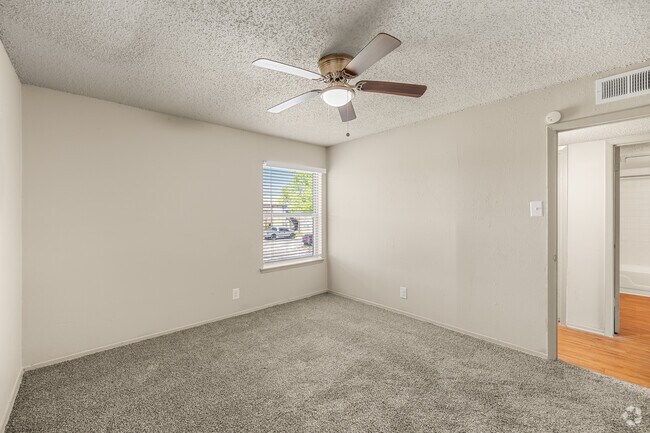 2 habitaciones, 1 baño - 974 pies cuadrados - Dormitorio principal - Cleburne Plaza