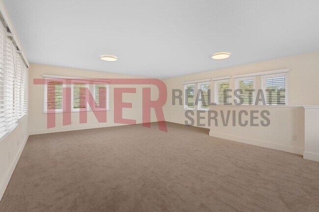 Building Photo - Charming Loomis home on 1/2 acre - Pet fri...