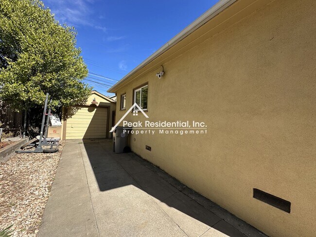 Foto del edificio - Charming 2bd/1ba House with Garage near UC...
