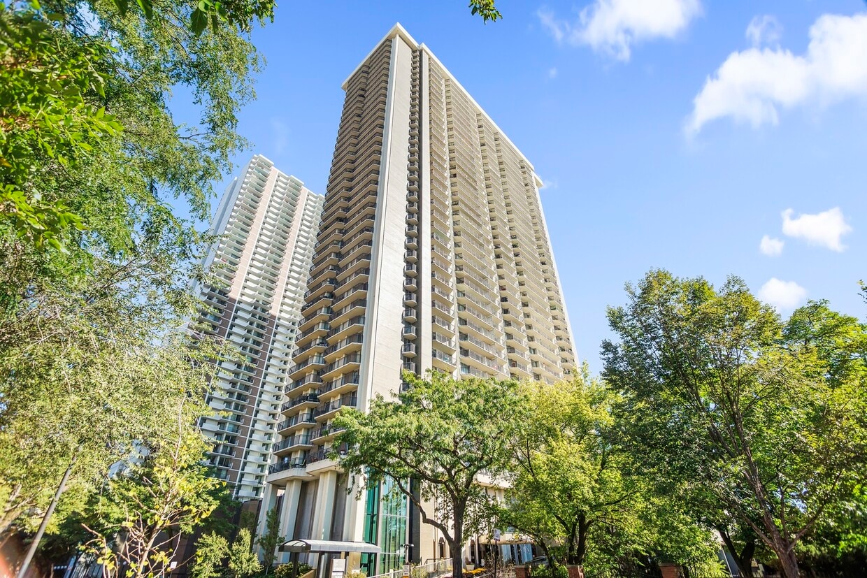 Foto principal - 6007 N Sheridan Rd