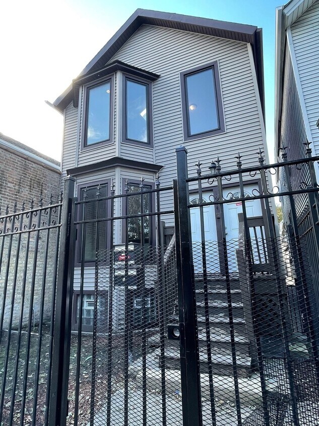 Primary Photo - 1644 N California Ave