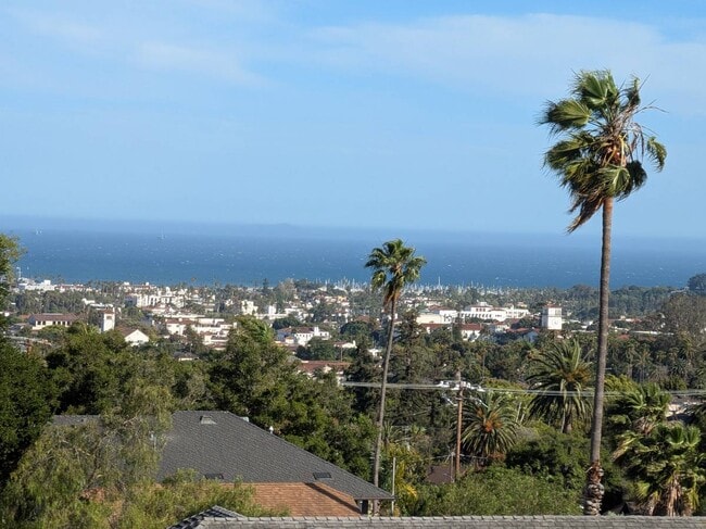 Gorgeous city lights and sea.view from all rooms - 508 Orena St