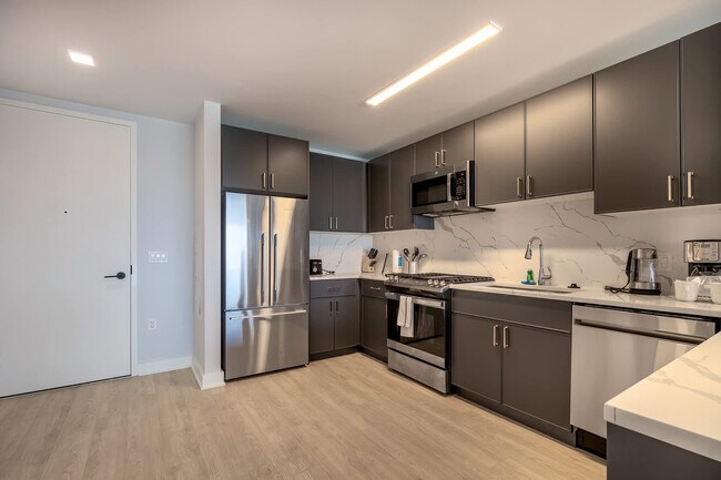 Building Photo - 333 Huguenot St