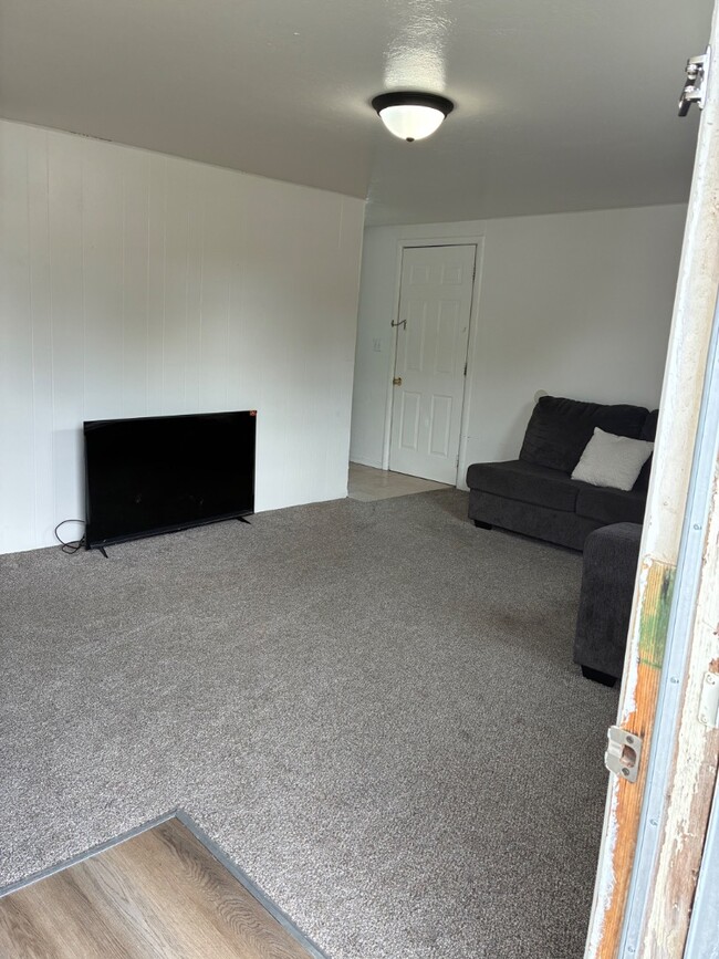 Building Photo - 202 W Lorene Ln