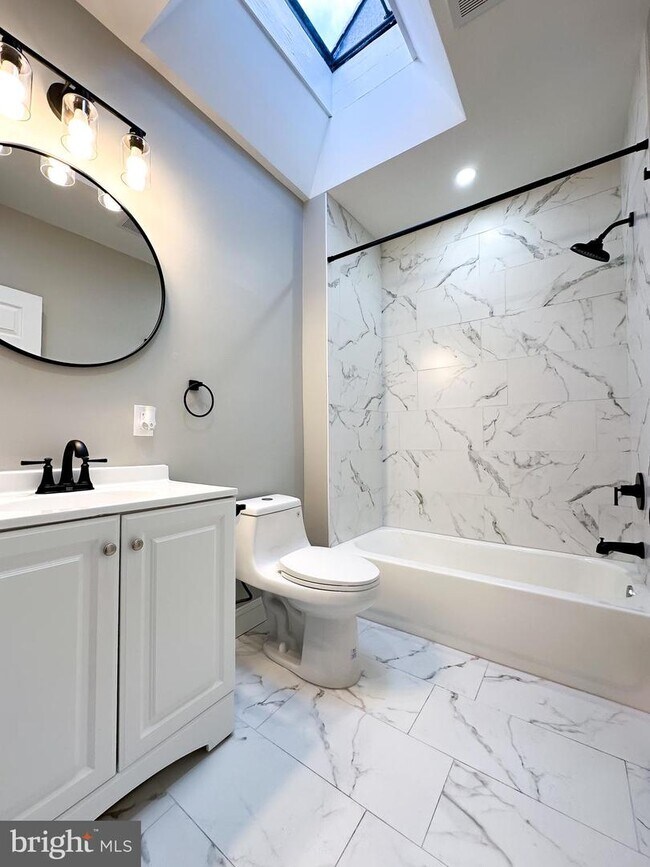 Building Photo - 2207 S Bonsall St