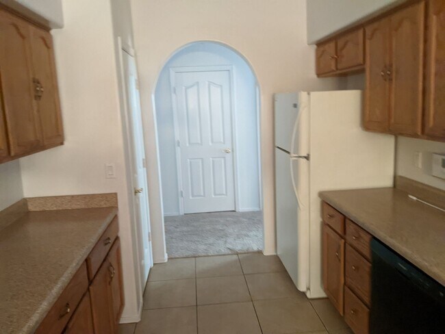 Foto del edificio - SPACIOUS 4 BED, 2 BATH HOME LOCATED NEAR B...